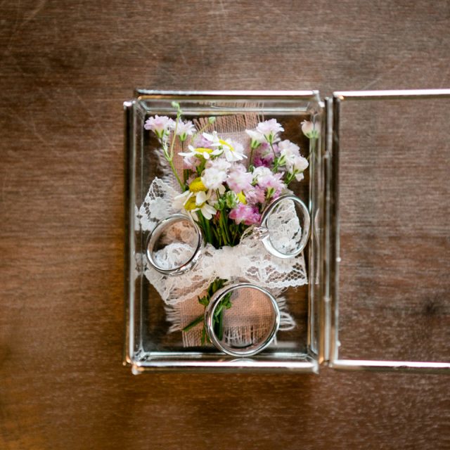 Unsere Ringe in der Glasbox mit Blumen